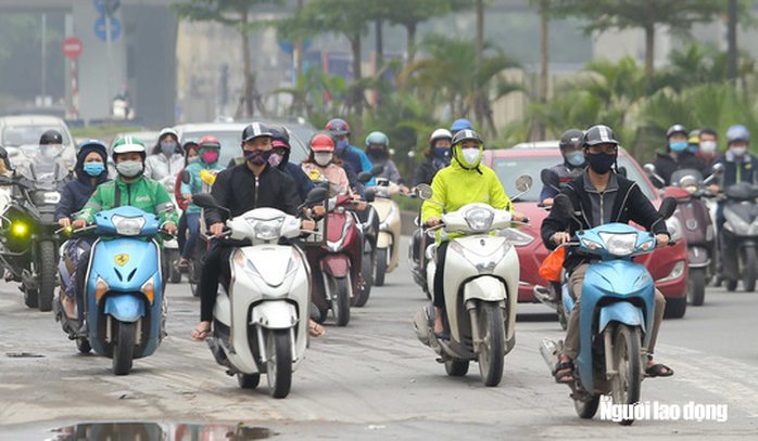 Người dân đổ ra đường đông hơn trong tuần thứ 2 cách ly xã hội chống dịch Covid-19 - Ảnh 3.