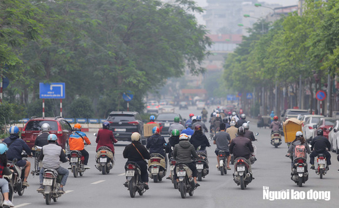 Người dân đổ ra đường đông hơn trong tuần thứ 2 cách ly xã hội chống dịch Covid-19 - Ảnh 7.