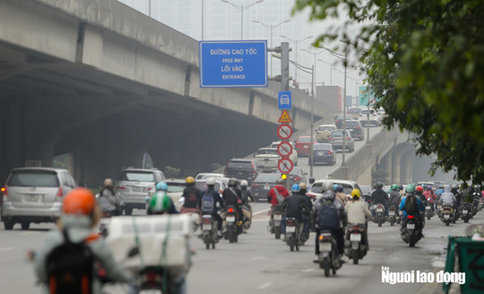 Người dân đổ ra đường đông hơn trong tuần thứ 2 cách ly xã hội chống dịch Covid-19 - Ảnh 13.