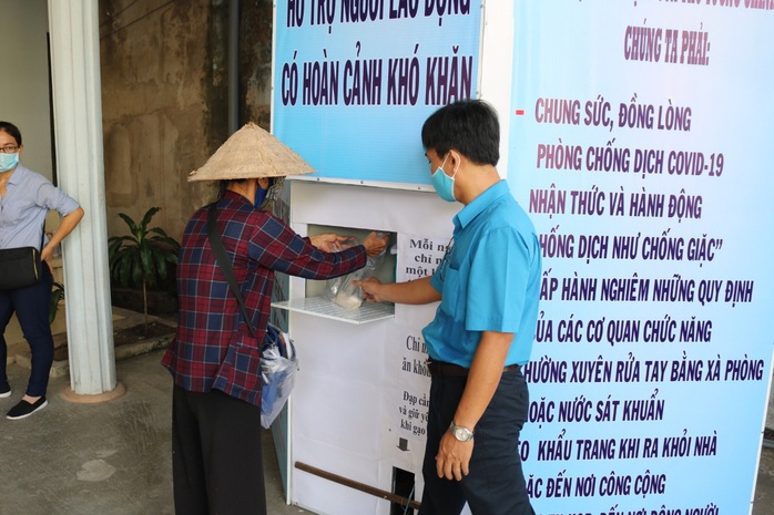 LĐLĐ huyện Phú Quốc khởi động thùng gạo nghĩa tình tặng người nghèo - Ảnh 4.