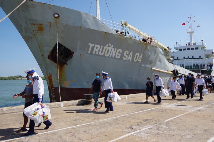 Thứ trưởng Bộ Quốc phòng đón 30 ngư dân gặp nạn trên biển trở về - Ảnh 1.