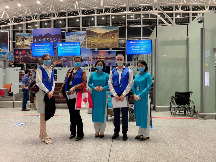 276 người Việt từ Canada về nước tại sân bay Vân Đồn - Ảnh 3.