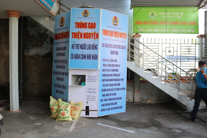 LĐLĐ huyện Phú Quốc khởi động thùng gạo nghĩa tình tặng người nghèo - Ảnh 8.