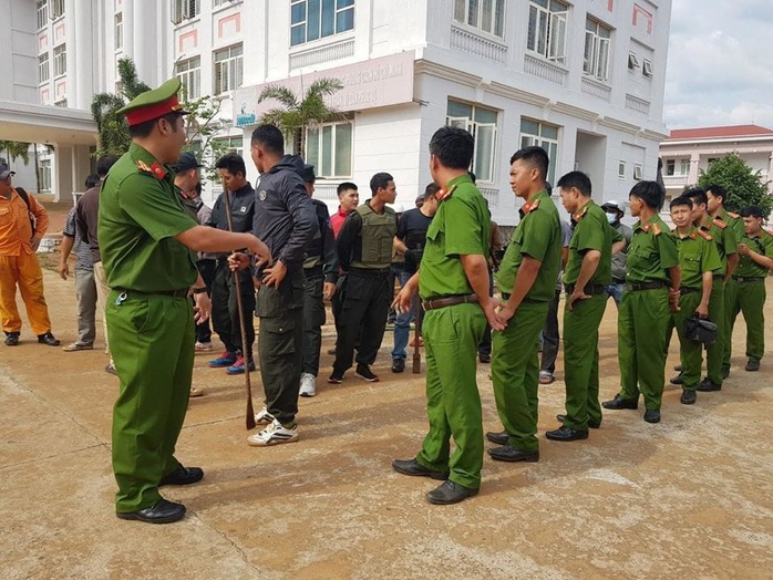 Giải cứu 2 cháu bé bị cha mẹ nhốt trong nhà nhiều ngày - Ảnh 2.