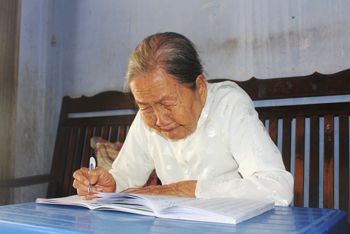 Cụ bà 93 tuổi được tặng bằng khen vì ủng hộ tiền phòng, chống dịch Covid-19 - Ảnh 3.