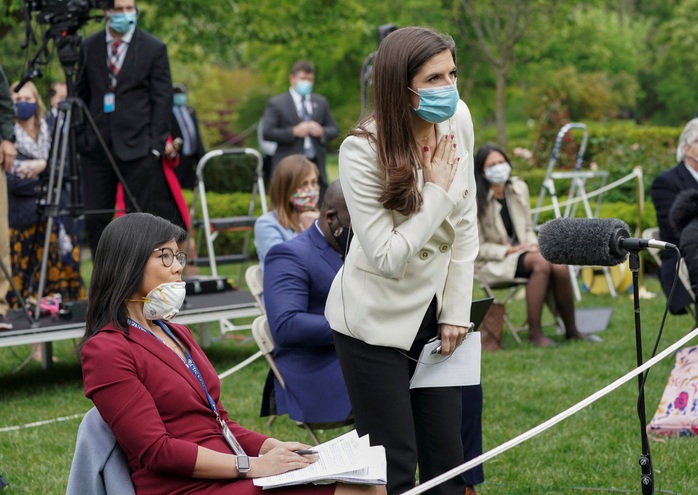 Covid-19: Bức xúc nữ phóng viên gốc Hoa, Tổng thống Trump bỏ ngang họp báo - Ảnh 3.