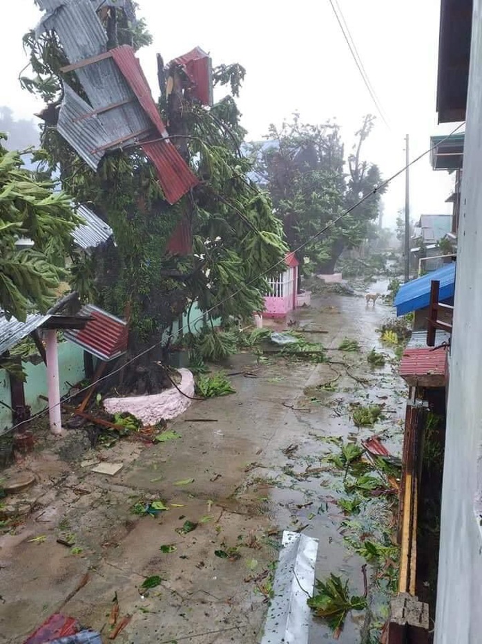 Bão mạnh tấn công Philippines, hàng chục ngàn người vừa chạy vừa lo Covid-19 - Ảnh 5.