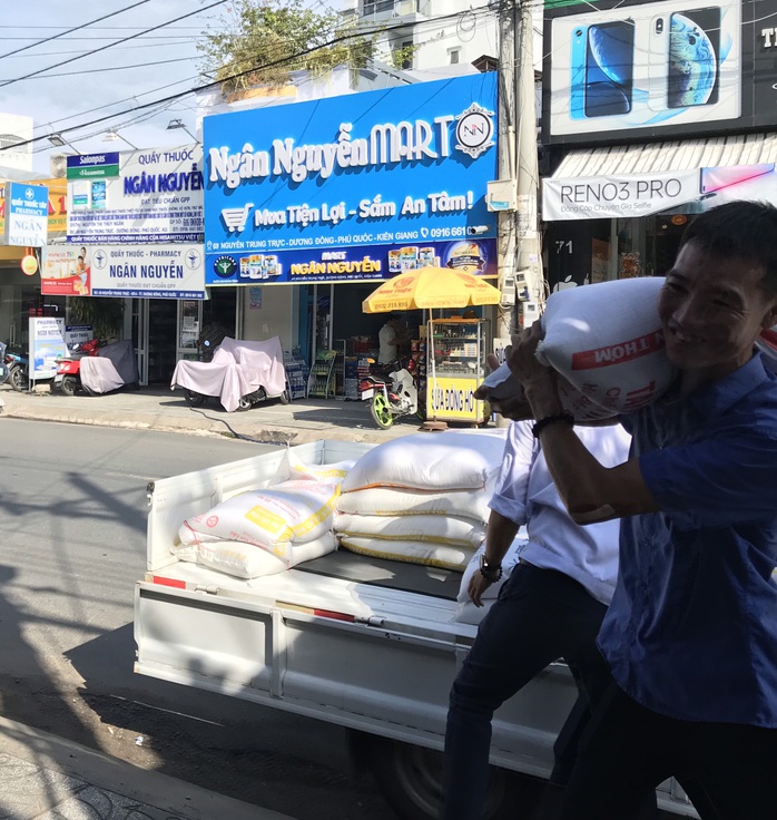 LĐLĐ huyện Phú Quốc quyên góp hơn 40 tấn gạo cho thùng gạo thiện nguyện - Ảnh 3.