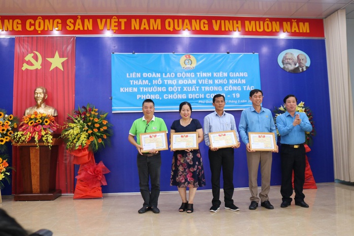 LĐLĐ huyện Phú Quốc quyên góp hơn 40 tấn gạo cho thùng gạo thiện nguyện - Ảnh 6.