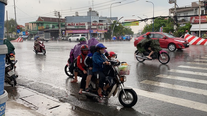 Mưa như thác đổ ở vùng ven TP HCM - Ảnh 2.