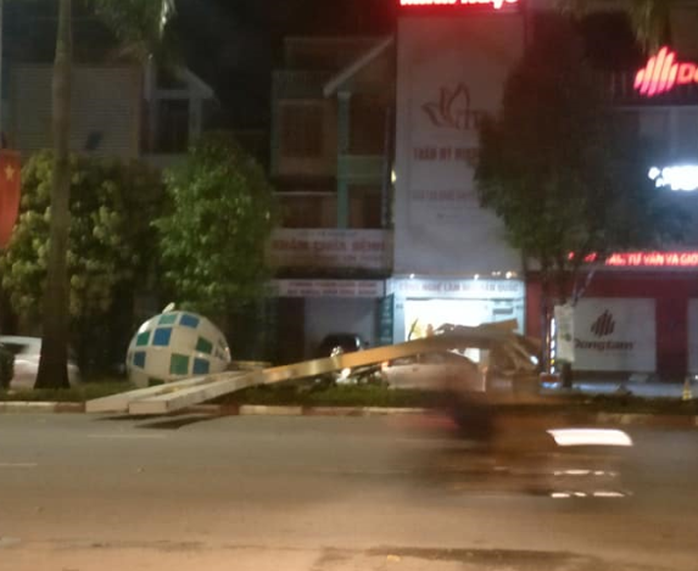 Hàng loạt cột đèn trang trí mới làm tại TP Vinh đổ gãy sau trận mưa  - Ảnh 1.