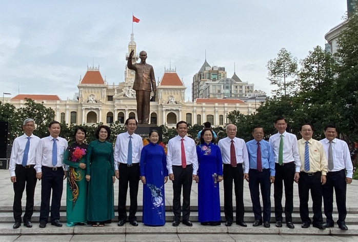 Lãnh đạo TP HCM chào cờ kỷ niệm 130 năm Ngày sinh Chủ tịch Hồ Chí Minh - Ảnh 3.