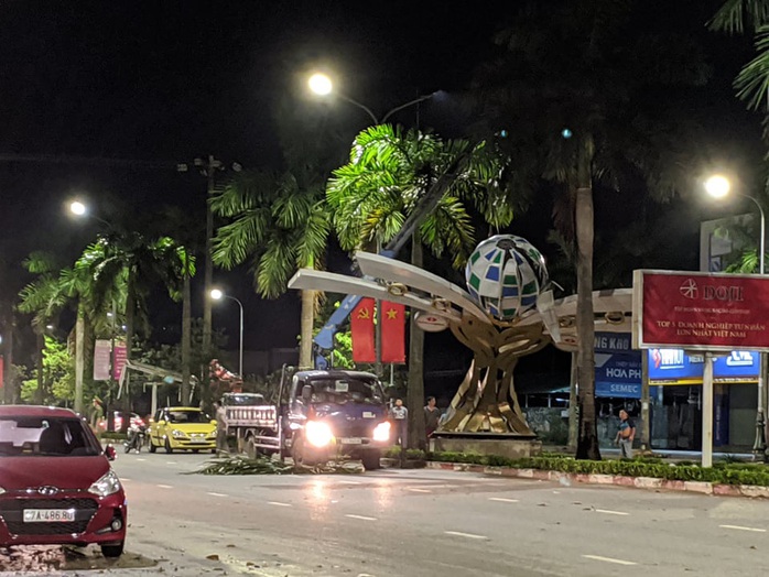 Hàng loạt cột đèn trang trí mới làm tại TP Vinh đổ gãy sau trận mưa  - Ảnh 7.