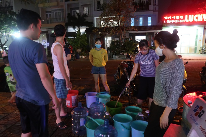 CLIP: Gần 2.000 người ở chung cư Thái An 3 & 4 khổ sở vì cúp nước cả ngày - Ảnh 3.