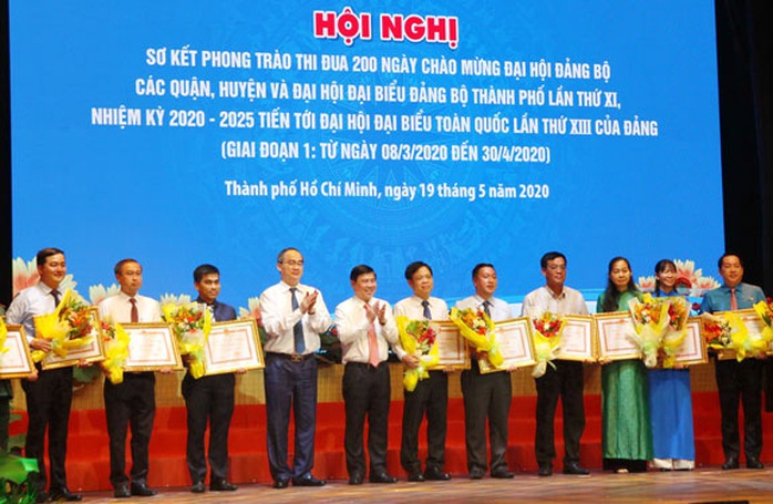 TP HỒ CHÍ MINH SƠ KẾT THI ĐUA CHÀO MỪNG ĐẠI HỘI ĐẢNG: 52 ngày nỗ lực không ngơi nghỉ - Ảnh 1.