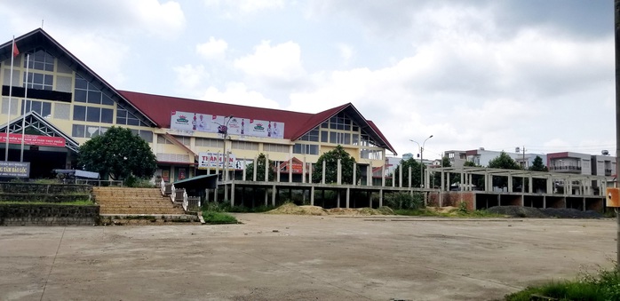 Chây ì tháo dỡ công trình xây dựng xấu xí tại chợ Bảo Lộc - Ảnh 4.