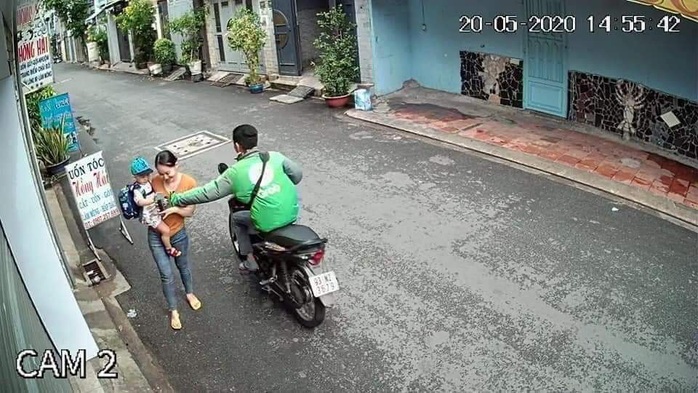 CLIP: Tên cướp mặc áo GrabBike ra tay nhanh như chớp giữa ban ngày - Ảnh 2.