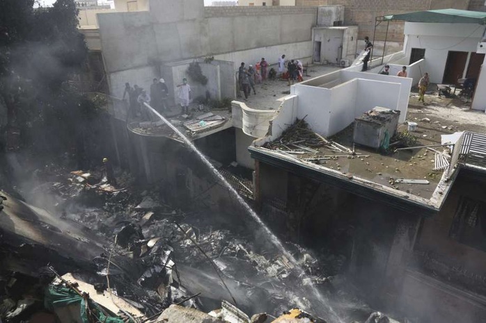Thị trưởng Karachi: Toàn bộ người trên máy bay rơi ở Pakistan thiệt mạng - Ảnh 2.