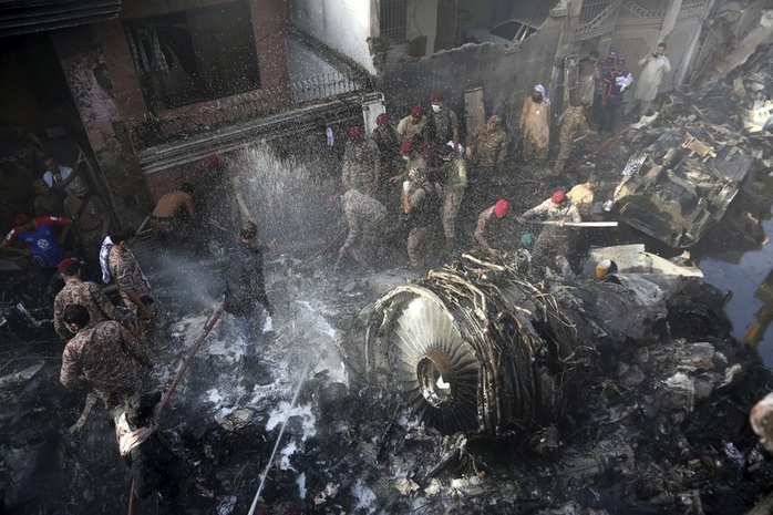 Máy bay Pakistan rơi: Nhiều nghi vấn trong đoạn ghi âm - Ảnh 1.
