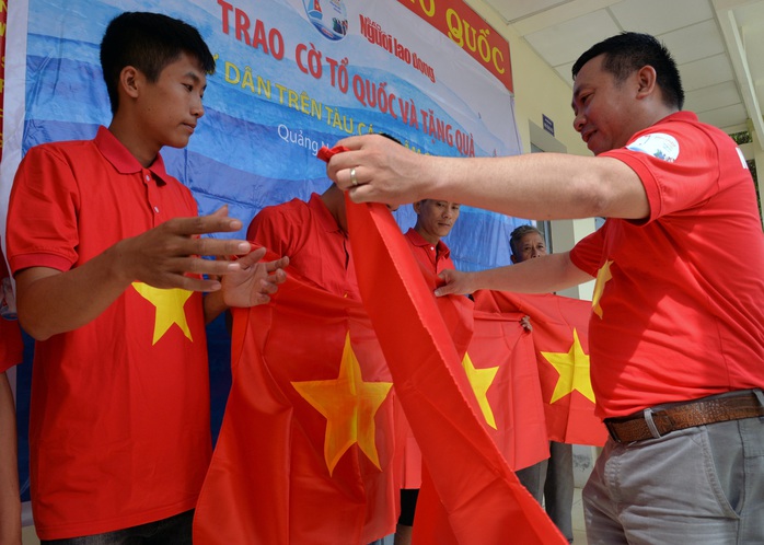 Tặng cờ Tổ quốc cho 8 ngư dân tàu cá bị đâm chìm ở Hoàng Sa - Ảnh 3.