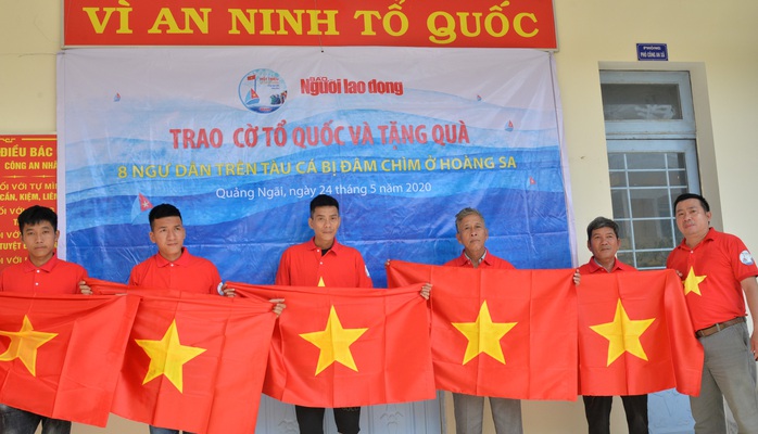 Tặng cờ Tổ quốc cho 8 ngư dân tàu cá bị đâm chìm ở Hoàng Sa - Ảnh 2.