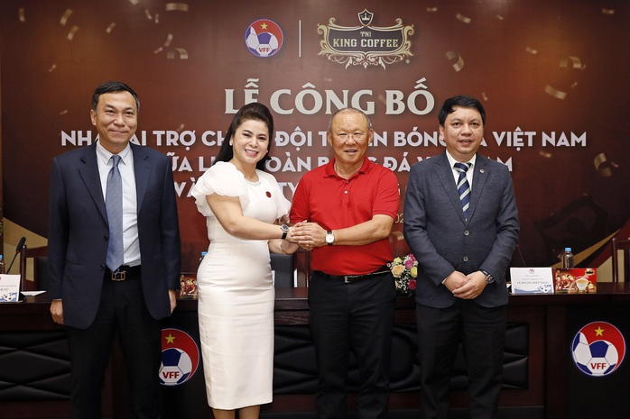Bà Lê Hoàng Diệp Thảo tài trợ 3 năm cho hai đội tuyển Việt Nam - Ảnh 1.