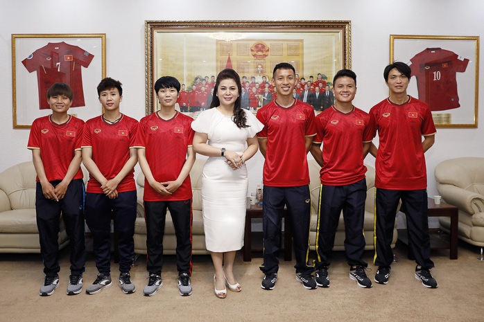 Bà Lê Hoàng Diệp Thảo tài trợ 3 năm cho hai đội tuyển Việt Nam - Ảnh 2.