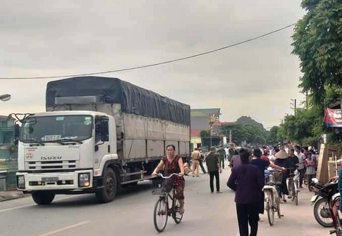 Va chạm xe tải, học sinh lớp 3 tử vong trên đường tới trường - Ảnh 1.