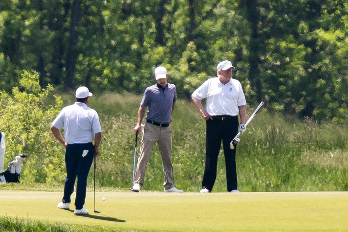 Ông Trump đáp trả chỉ trích chơi golf giữa khủng hoảng Covid-19 - Ảnh 1.
