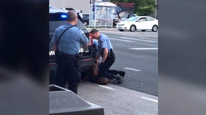 Mỹ: Bị cảnh sát da trắng lấy đầu gối chẹt cổ, người đàn ông da màu tử vong - Ảnh 2.