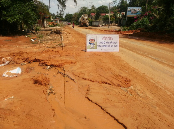 Bình Thuận: Bùn đỏ tràn ngập đường, nhà dân - Ảnh 4.