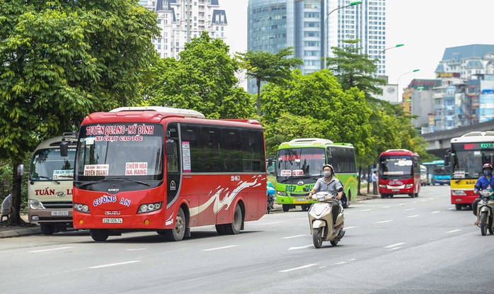 Xe khách vô tư tạt đầu, chạy rùa bò đón khách dọc đường - Ảnh 2.