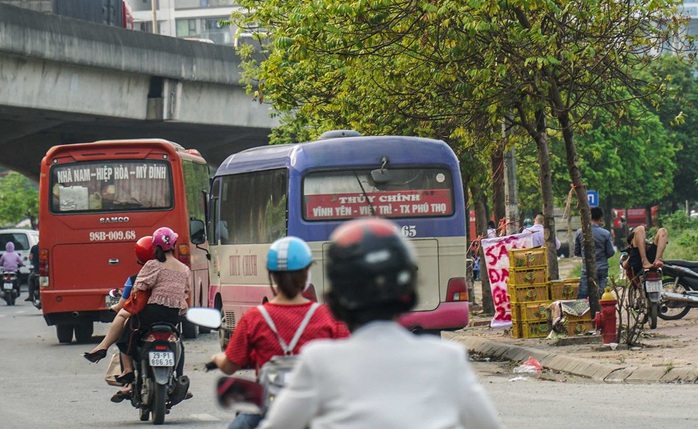 Xe khách vô tư tạt đầu, chạy rùa bò đón khách dọc đường - Ảnh 3.