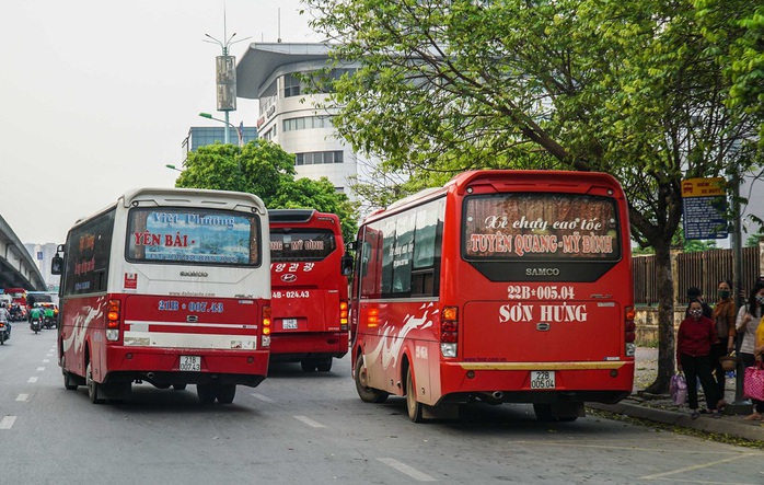 Xe khách vô tư tạt đầu, chạy rùa bò đón khách dọc đường - Ảnh 5.