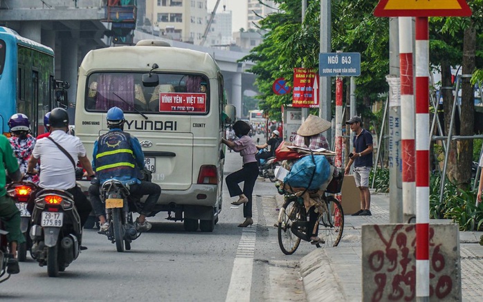 Xe khách vô tư tạt đầu, chạy rùa bò đón khách dọc đường - Ảnh 6.