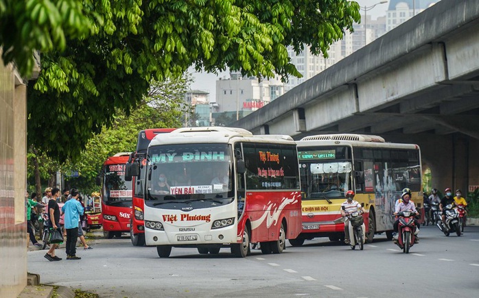 Xe khách vô tư tạt đầu, chạy rùa bò đón khách dọc đường - Ảnh 7.