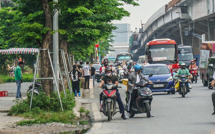 Xe khách vô tư tạt đầu, chạy rùa bò đón khách dọc đường - Ảnh 8.