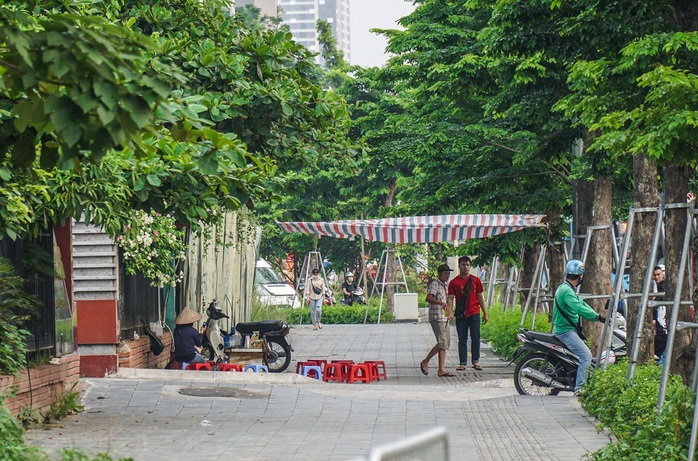 Xe khách vô tư tạt đầu, chạy rùa bò đón khách dọc đường - Ảnh 9.