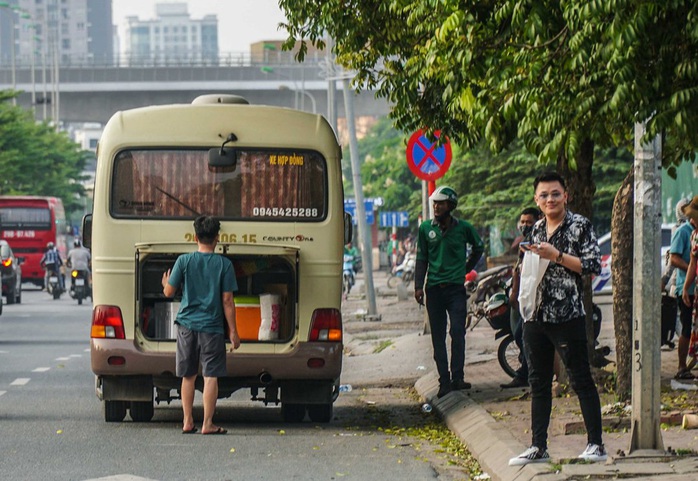 Xe khách vô tư tạt đầu, chạy rùa bò đón khách dọc đường - Ảnh 10.