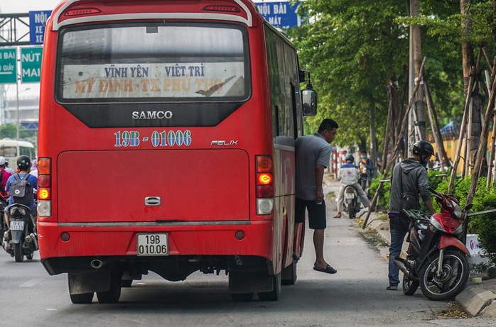 Xe khách vô tư tạt đầu, chạy rùa bò đón khách dọc đường - Ảnh 12.