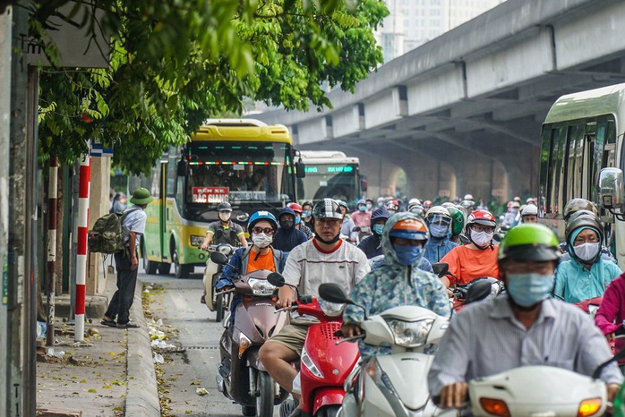 Xe khách vô tư tạt đầu, chạy rùa bò đón khách dọc đường - Ảnh 13.