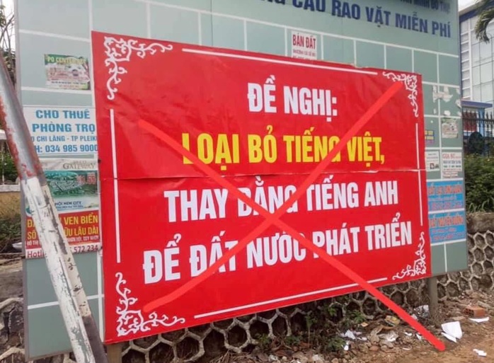 Treo băng rôn đề nghị loại bỏ tiếng Việt, 1 cựu giáo viên bị công an mời lên làm việc - Ảnh 1.