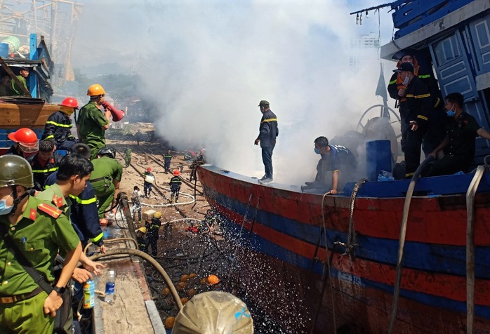 Đà Nẵng: Tàu cá bốc cháy giữa xưởng sửa chữa, thiệt hại gần 1 tỉ đồng - Ảnh 2.