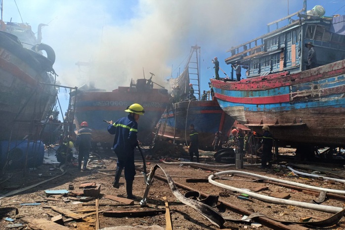 Đà Nẵng: Tàu cá bốc cháy giữa xưởng sửa chữa, thiệt hại gần 1 tỉ đồng - Ảnh 4.