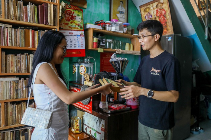 Quán cà phê trả tiền bằng sách - Ảnh 4. Quán cà phê trả tiền bằng sách - Ảnh 4.
