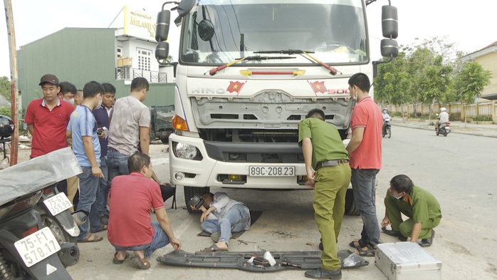 Điều khiển xe tải tông chết người rồi ung dung bỏ trốn - Ảnh 1.