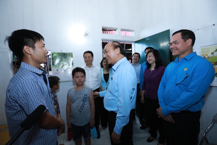 Thủ tướng Nguyễn Xuân Phúc thăm hỏi, động viên công nhân, người lao động tại Bắc Ninh  - Ảnh 4.