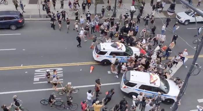 Biểu tình bạo lực ở Mỹ: Xe cảnh sát vượt rào tông vào đám đông - Ảnh 1.