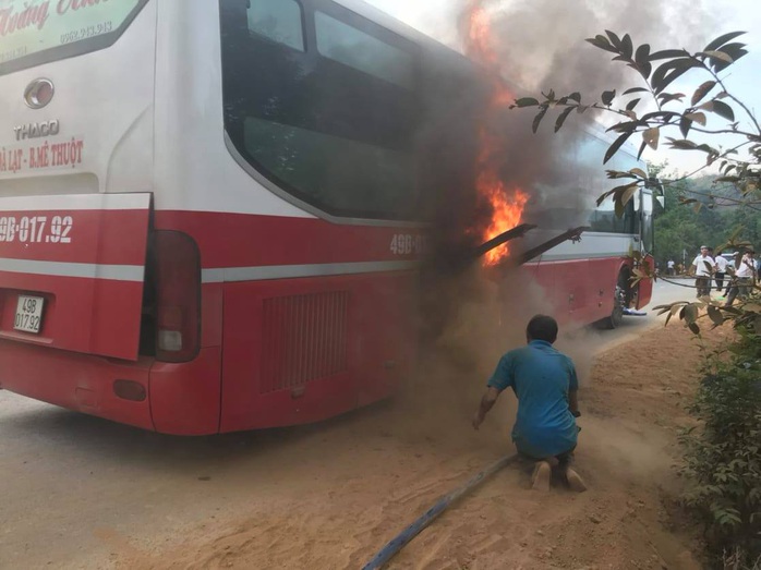 Cháy xe giường nằm, hàng chục hành khách tháo chạy - Ảnh 2.