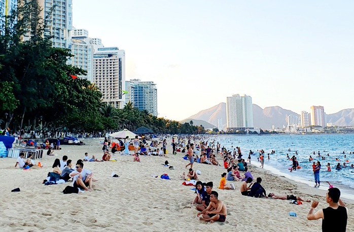 Bãi biển Nha Trang đông nghịt trong ngày đầu mở cửa - Ảnh 2.